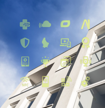 Mitarbeiter in Bewegung, verlässt Arbeitsplatz mit Bildschirmen